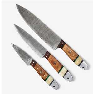Juego de cocina de cuchillo de Chef de 3 piezas de acero de Damasco forjado a mano personalizado con mango de madera y hueso de camello y bolsa de cuero - Product Image 1