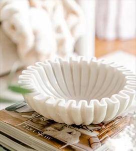 Tazón de servicio de mármol blanco de moda con un aspecto atemporal diseñado para complementar varios estilos de decoración de mesa de comedor - Product Image 3