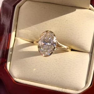 Magnifique bague de fiançailles en moissanite taille ovale avec sertissage festonné, solitaire à tige fendue en or jaune 10 carats, bague tendance pour cadeaux - Product Image 1