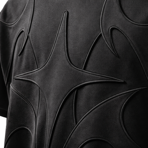 Camiseta de hombre negra de algodón con panel en relieve personalizado, estilo streetwear, corte y confección 3D, manga corta, a la moda, con cuello ringer. - Product Image 5