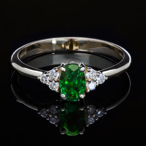 แหวนผู้หญิงทองคำขาว 14K ชุบโรเดียม ดีไซน์สามเม็ดทรงเรียว ประดับเพชรทรงกลมเจียระไนแบบบริลเลียนท์ธรรมชาติ - Product Image 4