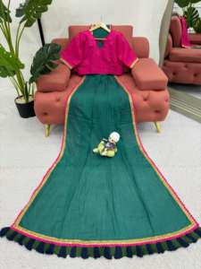 Ensemble de saris en coton Mul de créateur, dentelle brodée et bordure décorative Latkan | Blouse unie en soie avec bordure en dentelle - Product Image 5