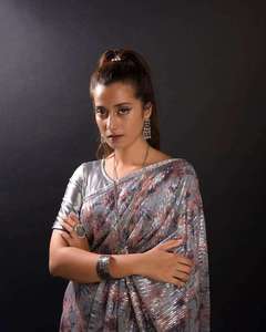 Sari Bollywood de Moda con Adornos y Relieves, Estilo Moderno, Tela Georgette, Atuendo para Invitadas de Boda, Ropa de Fiesta para Mujer - Product Image 4