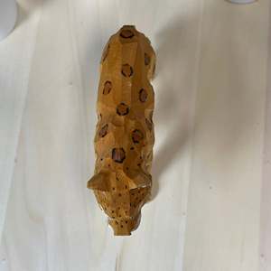 Escultura de Leopardo Pantera Tallada a Mano en Madera YEEYAYA para Decoración del Hogar y Decoración de Habitaciones, Estatua y Figuras de Madera Únicas - Product Image 2