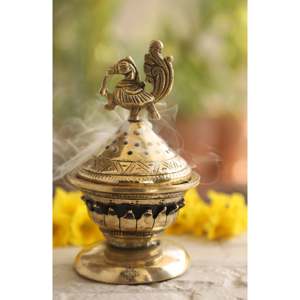 Ídolo de Latón Dhopp Dani de Indian Art Villa, 6.5x4 Pulgadas, con Diseño de Pavo Real Antiguo, para el Hogar y la Pooja del Templo - Product Image 1