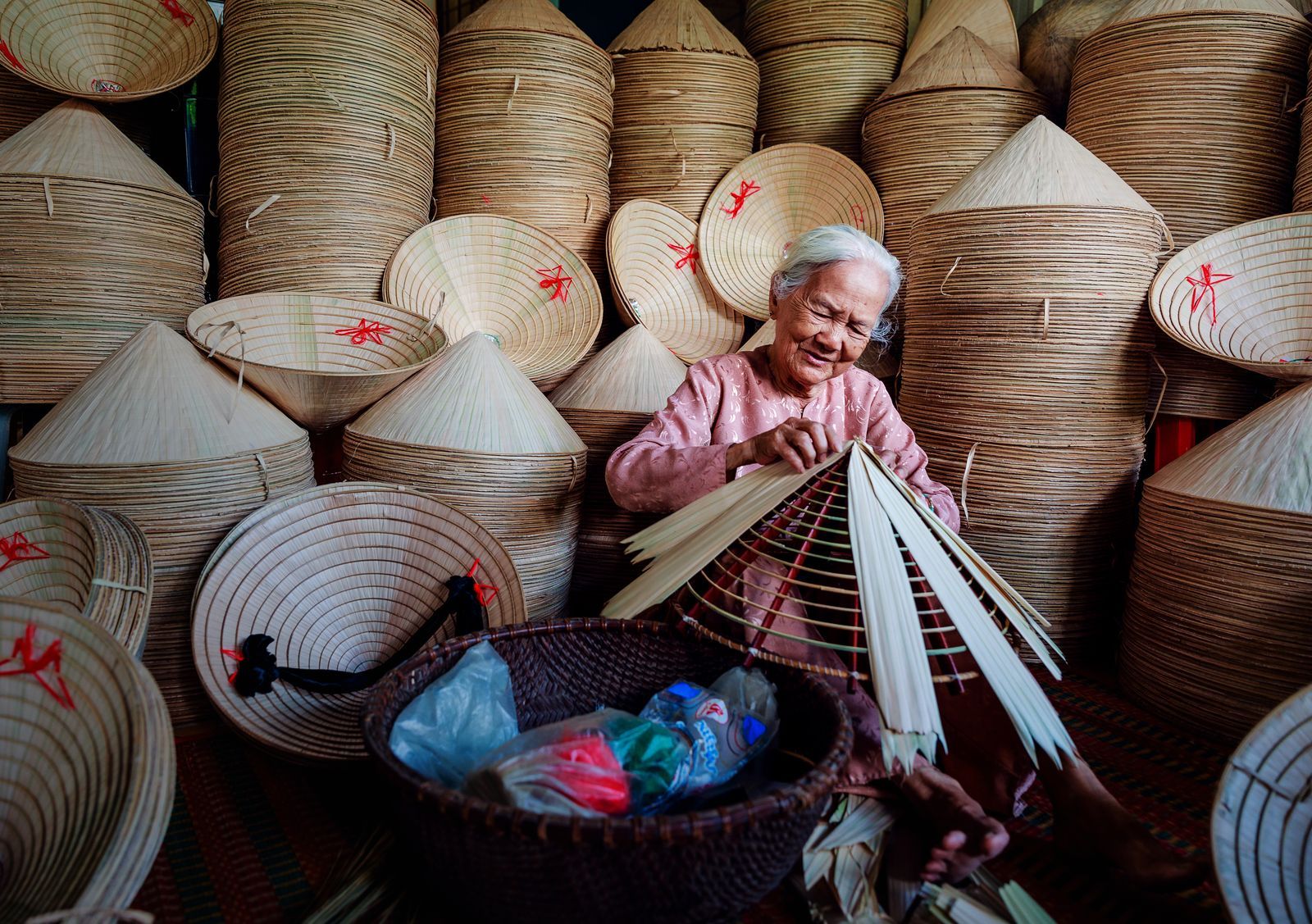 Traditional Vietnam conical hat/Palm leaf conical hat tradition hat of Vietnam