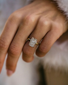 Bague de fiançailles Solitaire Moissanite coupe rayonnante 12x8mm en serti or classique à quatre griffes | Bijoux fins de mariage de mariée - Product Image 1