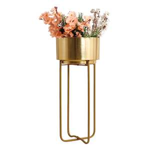 Nuevo diseño hecho a mano decoración Metal maceta con soporte fabricante al por mayor diseño hecho a mano latón Metal florero - Product Image 1