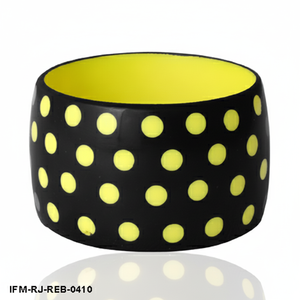 Brazalete de Resina con Diseño de Lunares Negros y Amarillos, Acabado Mate, Grueso y Atrevido, para Mujer - Product Image 1