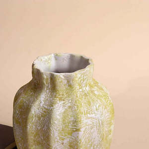 Vase en céramique crème texturé festonné, pot de fleurs de table design artisanal, style shabby chic minimaliste Art Déco de luxe - Product Image 5