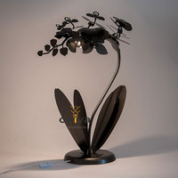 Oniya Fer Orchidée Noir Or Décor Fleur Stand avec Lumière Moderne Idéal Cadeau Table Décor Art pour Chambre Salon Hôtel