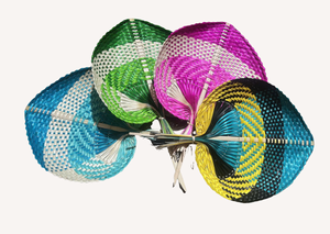 Fabricante vietnamita de abanicos de mano de calidad para realzar la estética de eventos al aire libre con texturas de hojas naturales tejidas. - Product Image 2