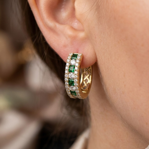 Boucles d'oreilles créoles luxueuses en or jaune 18 carats avec émeraudes taille princesse et diamants naturels alternés, type Huggies articulées, bijoux fins en gros - Product Image 4