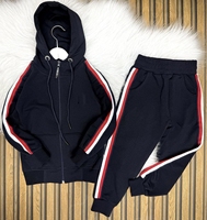 Moderne casual tweedelige outfitset, lichtgewicht, ademend, zachte stof, comfortabel voor dagelijks gebruik, minimalistisch, eigentijds modeontwerp