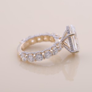 Bague de fiançailles et de mariage en or jaune/blanc/rose 14 carats avec halo de diamants ovales cultivés en laboratoire certifiés IGI et bande de diamants - Product Image 5