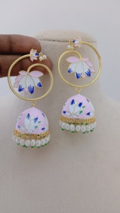Juego de pendientes Meenakari Jhumka con parte inferior en forma de campana con cuentas de perlas colgantes de latón hecho a granel producto diseño personalizado - Product Image 5