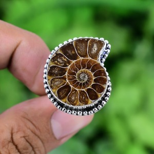 แหวนพลอยแอมโมไนต์แฮนด์เมดสีเงินสเตอริง925โรเดียมแบบประทับธรรมชาติเครื่องประดับเป็นของขวัญแต่งงานที่ทันสมัย - Product Image 3