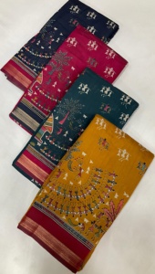 Saree en soie Dola avec de beaux imprimés floraux avec un sari lourd avec une bordure - Product Image 4