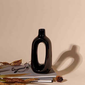 Vase en grès noir contemporain fait main motif floral, design minimaliste pour table ou sol, idéal pour la décoration de mariage - Product Image 5