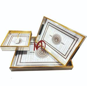 Nouveau plateau plateau en verre au design abstrait plateau de service couleur bord doré avec poignées verre aspect luxe - Product Image 1