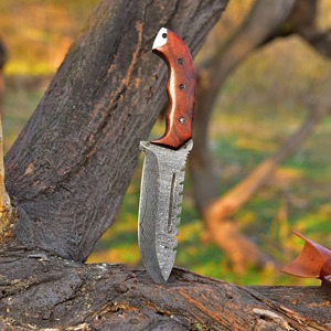 Couteau de chasse en acier damas forgé à la main, traqueur idéal, pleine soie avec fourreau vertical en cuir véritable. - Product Image 5