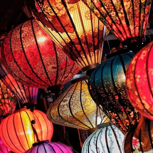 Lanterne en soie unique Lumière décorative traditionnelle du Vietnam Lanterne en soie au design unique Parfaite pour les magasins de détail et le marché d'exportation - Product Image 1