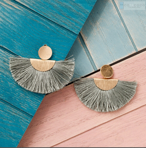 Boucles d'oreilles semi-circulaires magiques faites à la main, grandes boucles d'oreilles à franges et pompons - Or - Longues - Product Image 2