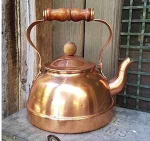 Hervidor de cobre atemporal hecho a mano con líneas suaves y características prácticas adecuado para la vida vintage moderna - Product Image 6