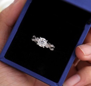 Moissanite แหวนหมั้น Art Deco 2 CT รอบBrilliant Cutแหวน 4 ง่ามเงิน Moissanite แหวนของขวัญสําหรับเธอ - Product Image 4