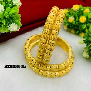 Ensemble de bracelets plaqués or de conception d'or. - Product Image 1