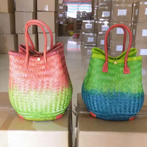 Panier de courses surdimensionné en raphia coloré de Madagascar, sac de plage en paille naturelle avec poignées en cuir et fermeture à cordon - Product Image 1