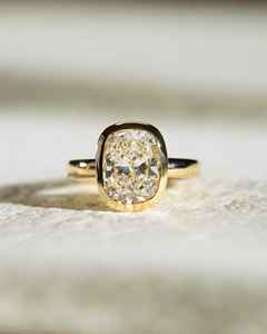 Bague de fiançailles en moissanite de 3 ct pour femme, cadre de lunette moderne, style coussin allongé, certifié GRA - Product Image 1