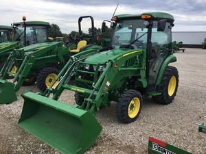 Tracteur agricole compact John Deere 65HP 4 roues motrices avec cabine fermée verte et transmission par engrenages - Product Image 2