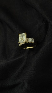 Hermoso anillo de diamantes con corte radiante, banda de diamantes Esmeralda lateral central, joyería de lujo moderna perfecta para mujeres - Product Image 4