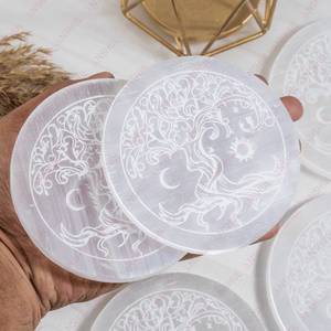 Fabriqué en Inde Plaque ronde en cristal de sélénite de 4 pouces avec arbre de vie, lune et soleil. - Product Image 3