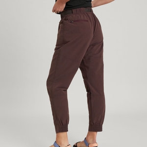 Pantalon pour femme au profil lisse, conçu pour la mobilité quotidienne, avec un design raffiné et une présence moderne et légère. - Product Image 5