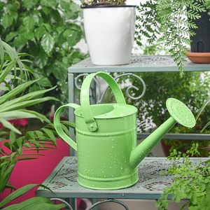 Saupoudrer dans des arrosoirs chics verts pour votre jardin Green Oasis Arrosoirs élégants pour une croissance dynamique - Product Image 4