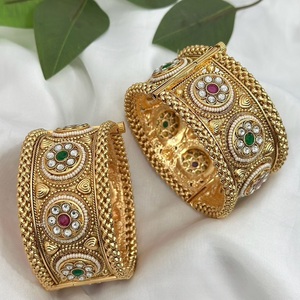 Conjunto de dos brazaletes de diseño exclusivo pulido dorado de calidad superior elegante, colección de ropa de función de boda para mujeres y niñas - Product Image 1