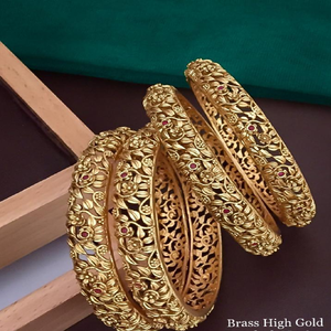 Bracelets en laiton élégants pour femmes bijoux indiens traditionnels en plaqué or pour les mariages et les tenues de fête - Product Image 2