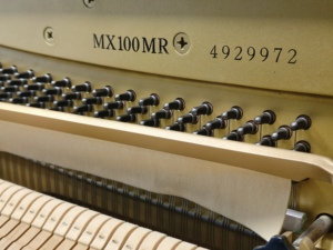 Piano Vertical Yamaha MX100MR Negro, Piano de Madera Maciza de Segunda Mano Japonés de 88 Teclas para Músicos Profesionales - Product Image 5
