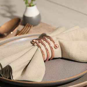 Élégant porte-serviettes en laiton de style américain écologique et durable pour table à manger, cuisine, restaurant, café, décor pour les fêtes - Product Image 1