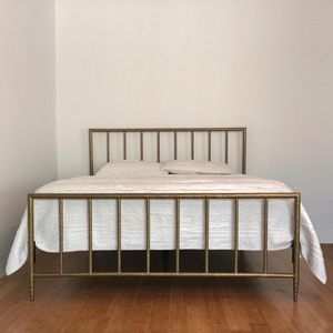 Cama de latón de primera calidad con detalles ornamentados para una decoración clásica de dormitorio inspirada en la tradición artística de los muebles de palacio. - Product Image 2