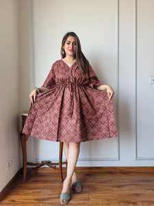 Vestido corto de algodón hecho a medida con cuello en V y estampado étnico con cordón de cintura ajustable adecuado para clientes boutique y revendedores - Product Image 2