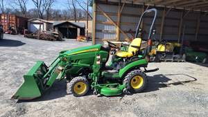 Tractores John Deere 1025R Usados con Segadora de Montaje Medio y Cargador de Acoplamiento Rápido Diseñados para Operaciones Agrícolas Eficientes en Venta - Product Image 2