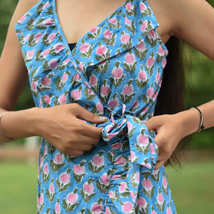 Robe cache-cœur bohème en coton premium pour femme, imprimé floral, bretelles réglables et liens latéraux – Légère, idéale pour les vacances d'été - Product Image 2