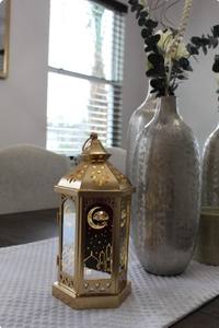 Lanterne de Ramadan en métal finition or avec panneaux en forme de croissant de lune, lumière douce de bougie, décoration festive élégante et cadeau attentionné - Product Image 5