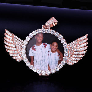 Foto personalizada con alas de Ángel, colgante de Hip Hop helado con diamantes de moissanita de corte redondo en oro sólido de 10kt - Product Image 2