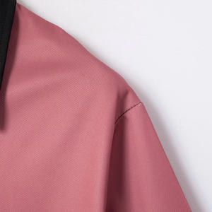 เสื้อโปโลลายทางน้ำหนักเบาทำขึ้นสำหรับผู้ชายที่กำลังมองหาความสบายและสไตล์เหนือกาลเวลา - Product Image 4