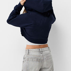 Vente en gros de sweat à capuche zippé court en coton de luxe avec logo personnalisé col à capuche saisonnier hiver design de poche supérieure vente style court - Product Image 2