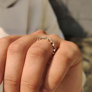 Anillo de Boda de Oro Amarillo con Diamantes de Corte Redondo y Diseño de Contorno Marquise - Product Image 2